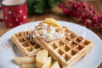 Weihnachtliche Waffeln mit Sahne und Zimtäpfeln