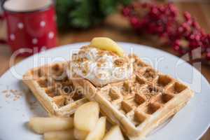 Weihnachtliche Waffeln mit Sahne und Zimtäpfeln