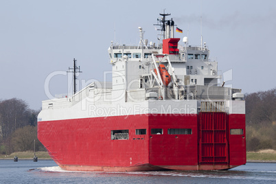 Autofrachtschiff auf dem Nord-Ostsee-Kanal bei Kiel, Deutschland