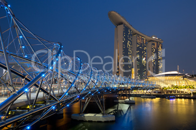 Singapur Singapore Marina Bay Helix Bridge City Skyline bei Nach