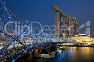 Singapur Singapore Marina Bay Helix Bridge City Skyline bei Nach