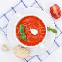 Tomatensuppe Tomaten Suppe in Suppentasse von oben gesunde Ernä