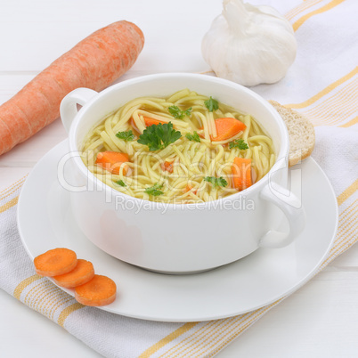 Nudelsuppe Suppe mit Baguette Brühe in Suppentasse gesunde Ern