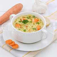 Nudelsuppe Suppe mit Baguette Brühe in Suppentasse gesunde Ern