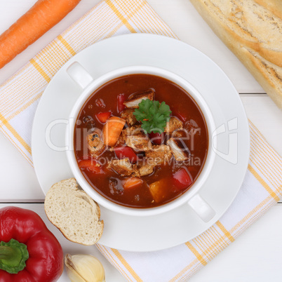 Gulasch Suppe Gulaschsuppe mit Fleisch und Paprika von oben gesu