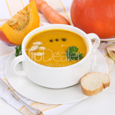 Kürbissuppe Kürbis Suppe in Suppentasse gesunde Ernährung