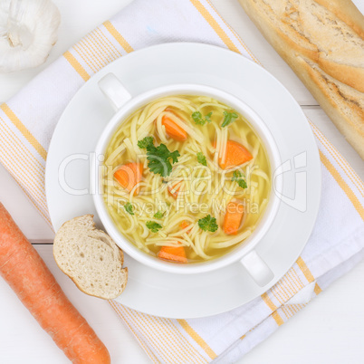 Nudelsuppe Suppe Brühe in Suppentasse von oben gesunde Ernähru