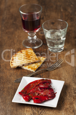 griechische Paprika mit Wein auf Holz
