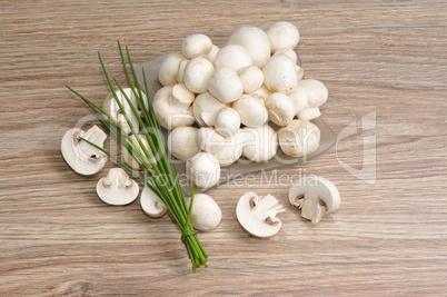 Frische rohe Champignons