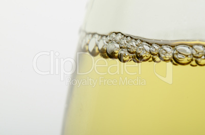 glas mit champagner und perlen
