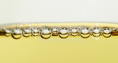 perlen von champagner im glas grossansicht panorama