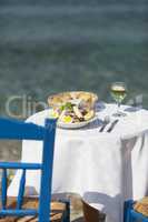 Griechischer Salat im Sommer im Freien