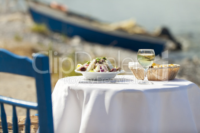 Griechischer Salat im Sommer im Freien