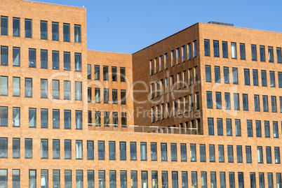 Abstrakte Fassade eines modernen Bürogebäudes