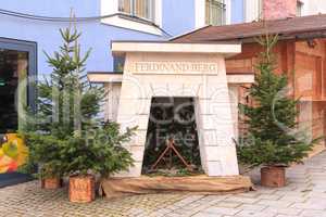 Berchtesgaden, Deutschland, Bayern 29.11.2015: Denkmal des das älteste aktive Salzbergwerk Deutschlands beim Adventsmarkt in Berchtesgaden