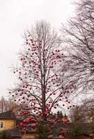 Baum mit großen roten Christbaumkugeln