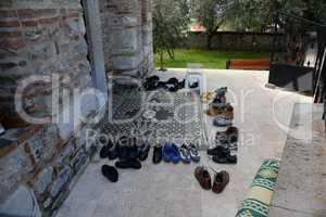 Schuhe vor einer Moschee