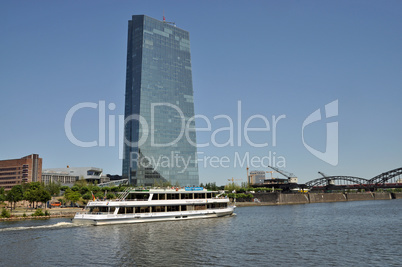 Schiff an der EZB in Frankfurt