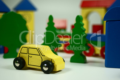 Kinderspielzeug, gelbes Auto aus Holz