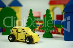 Kinderspielzeug, gelbes Auto aus Holz
