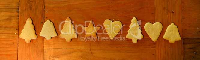 Kekse in Reihe auf Holz Hintergrund