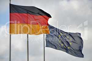 Fahnen von Deutschland und EU
