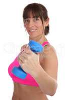 Fitness Frau beim Sport Workout Training macht Übung mit Hantel
