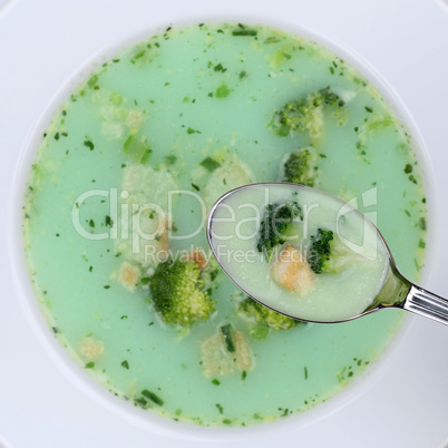 Gesunde Ernährung Brokkolisuppe essen mit Löffel Brokkoli Supp