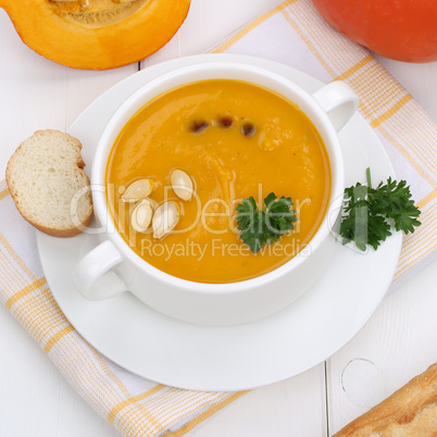 Suppe Kürbissuppe gesunde Ernährung Kürbis in Suppentasse