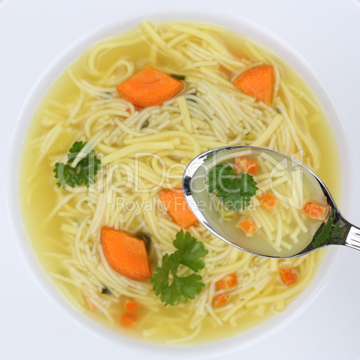 Gesunde Ernährung Nudelsuppe Suppe essen Brühe mit Löffel