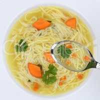 Gesunde Ernährung Nudelsuppe Suppe essen Brühe mit Löffel