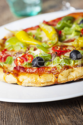 Closeup einer Pizza auf einem Teller