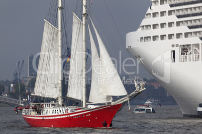 Segelschiff und Kreuzfahrtschiff auf der Elbe in Hamburg, Deutsc