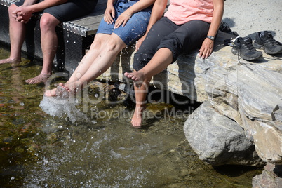 Füße baumeln im Wasser