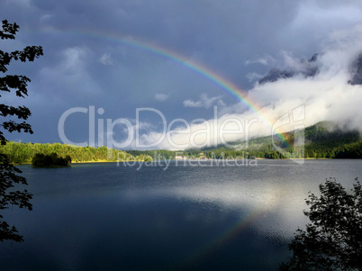 Regenbogen über dem Eibsee