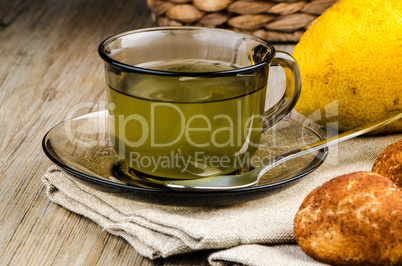 Lemon tea and cookies