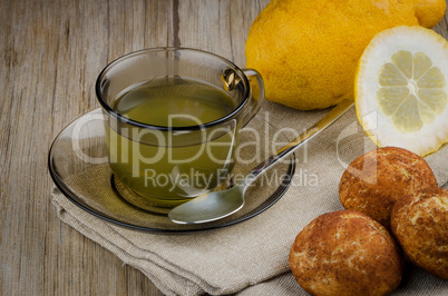 Lemon tea and cookies