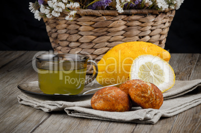 Lemon tea and cookies