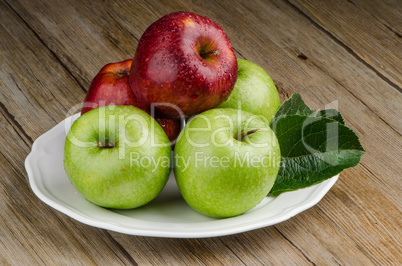 Apples in a ceramic white plate