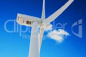 Windkraftanlage vor blaue Himmel