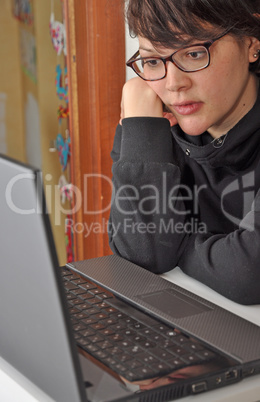 Junge Frau am Laptop