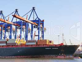 Ladekräne und Containerschiff