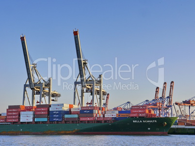 Ladekräne und Containerschiff
