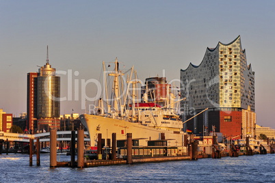 Cap San Diego mit Elbphilharmonie