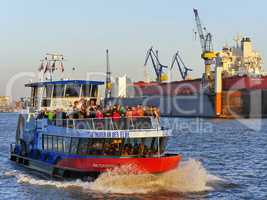 Hafenfähre in Hamburg mit Ladekränen