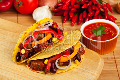 Taco gefüllt mit Bohnen und Fleisch-Soße