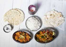 indische Gerichte mit Reis auf Holz