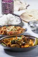 indische Gerichte mit Reis auf Holz