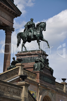 Reiterstandbild an der Alten Nationalgalerie in Berlin