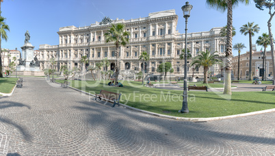Park in Rom mit Justizpalast im Hintergrund